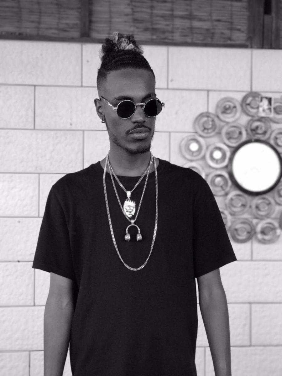 השילוב של השרשראות המדליקות שלו עם הטי שירט עושה את העבודה